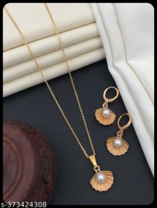 Shimmering Charming Pendants & Lockets 4