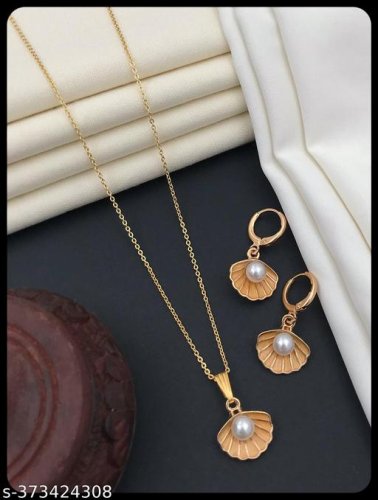 Shimmering Charming Pendants & Lockets